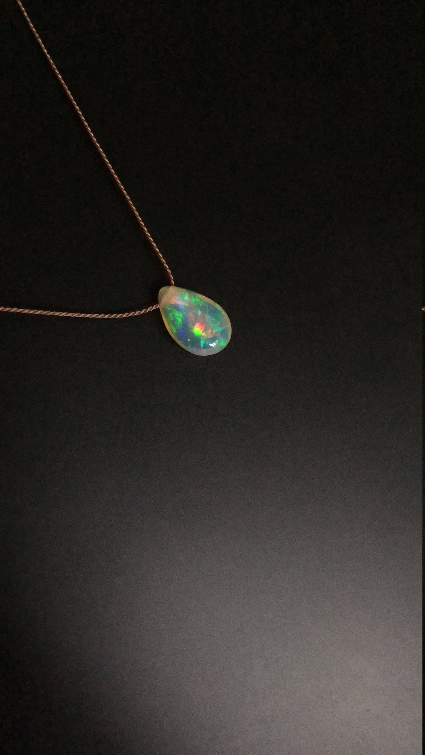 Opal Halskette, minimalistische Halskette aus Seide mit Welo Opal, Oktober Geburtsstein Halskette