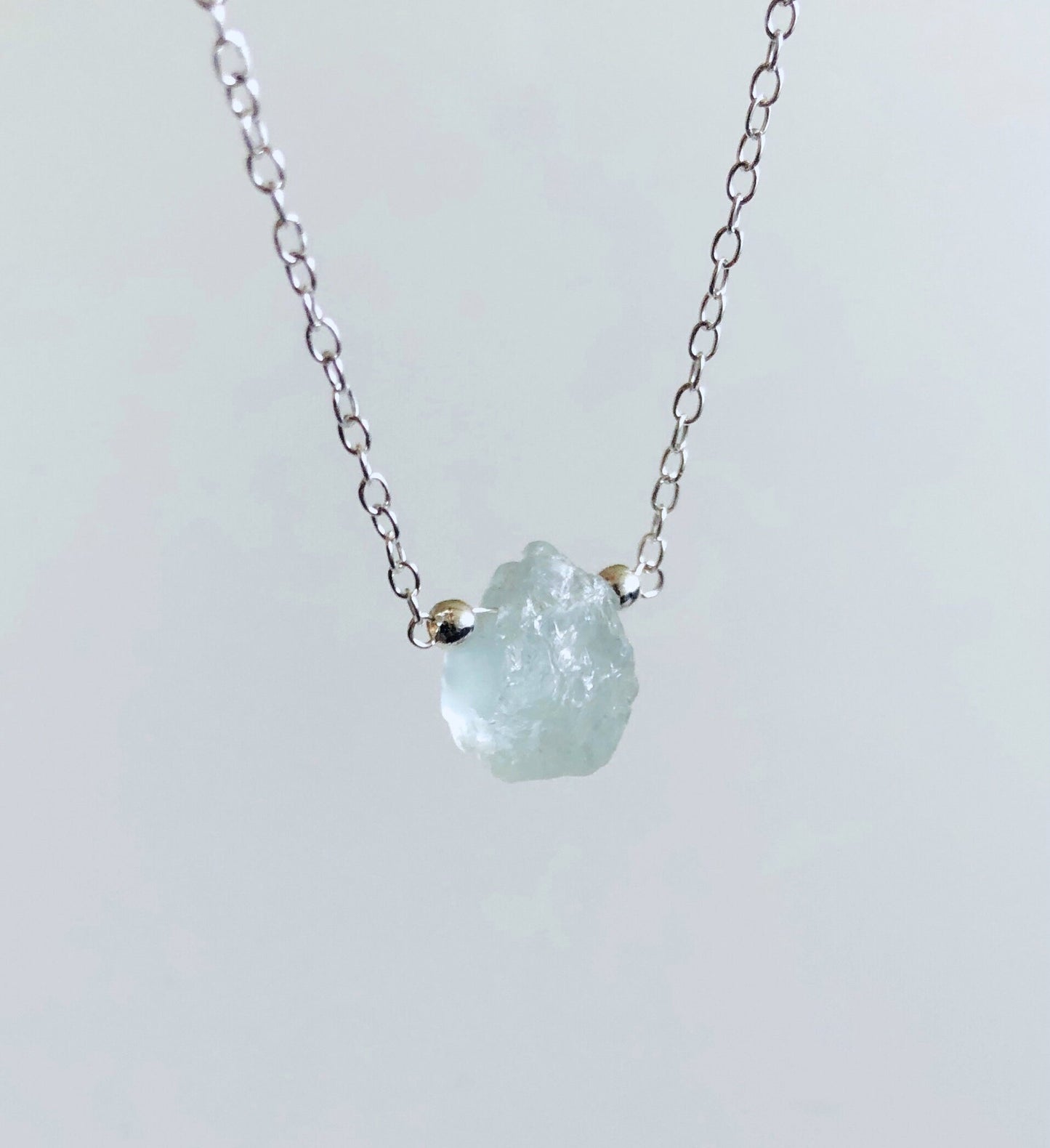 Aquamarin Rohstein Kette, Minimalistische Halskette mit Naturstein, März Geburtssteinkette