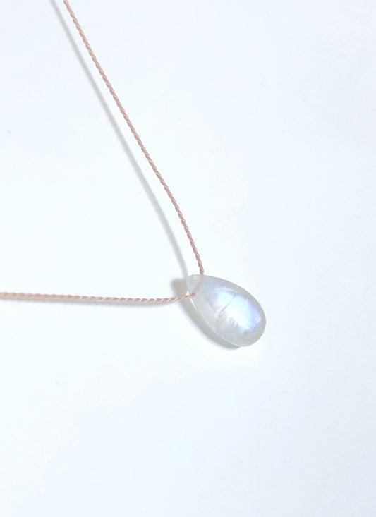 Seidenkette mit Regenbogen Mondstein, Naturseide, Nude Look Schmuck, Minimalistische Mondsteinkette