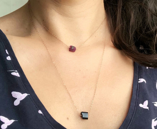 Halskette mit Rubin Rohstein, Juli Geburtsstein Kette, Rubinkette in Sterling Silber, Layering Halskette