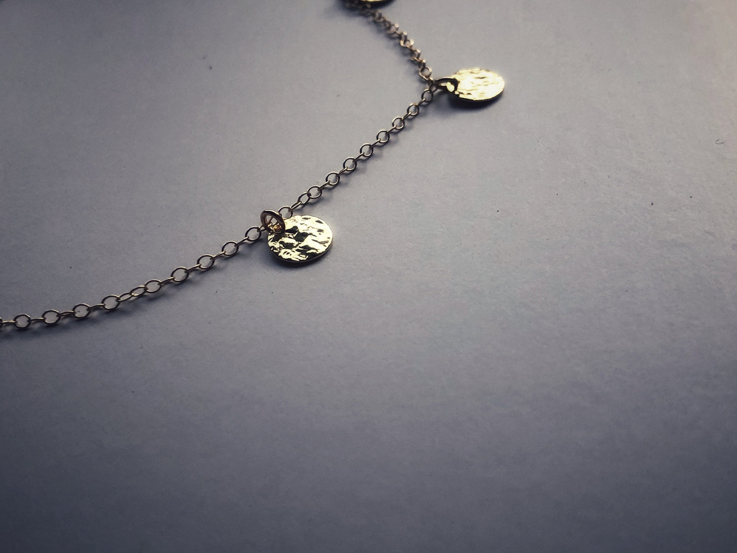 Boho Plättchenkette, Halskette in Gold Filled, Kette mit Gehämmerten Münz Anzänger