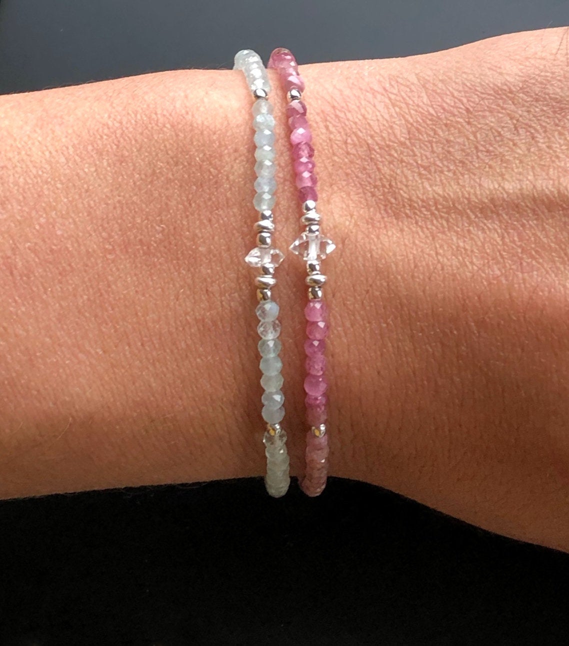 Geburtsstein Armband mit Herkimer, Rosa Turmalin, Aquamarin, Blautopas, Mondstein, Stapelarmband mit Steinen, Silber, Gold, Roségold