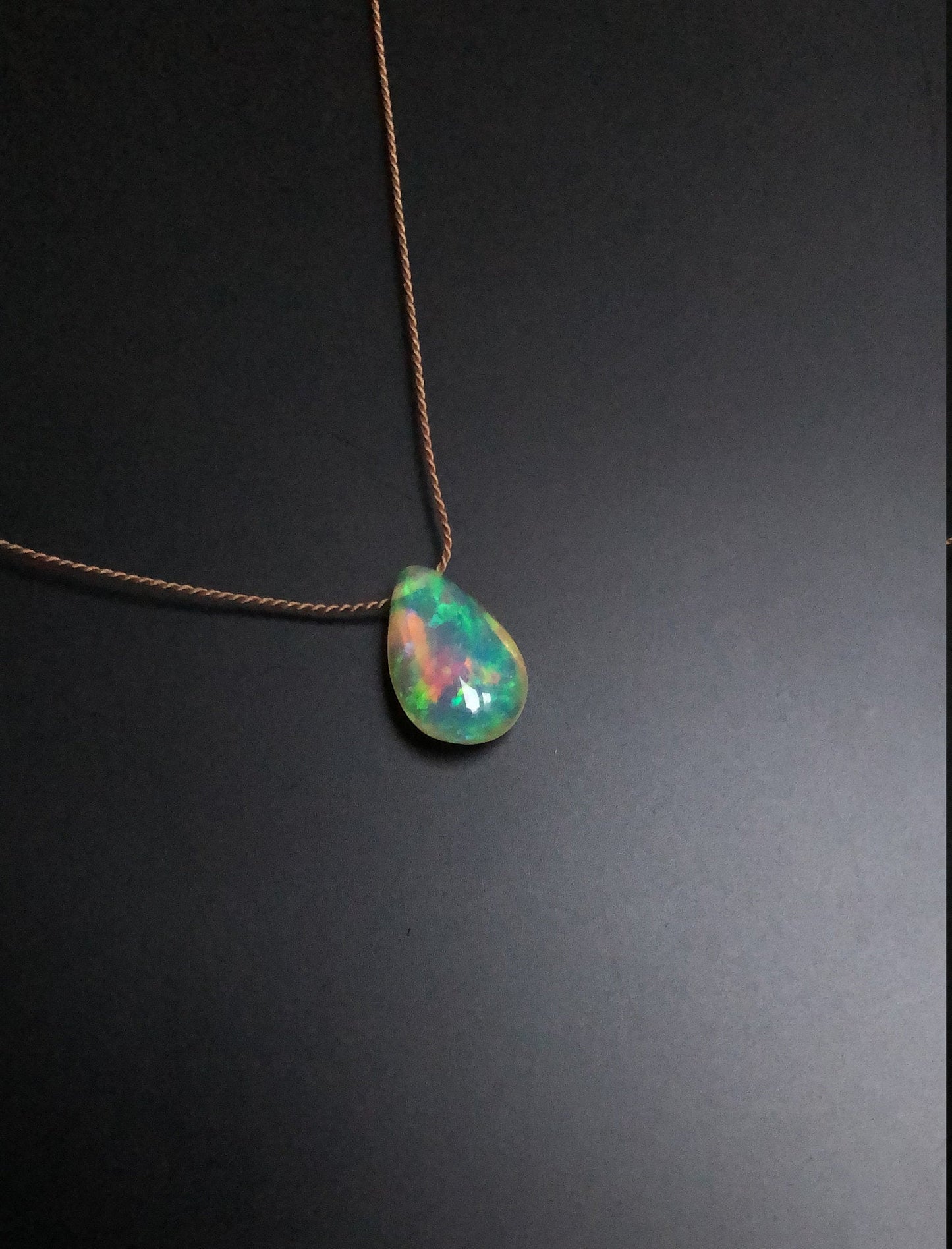 Opal Halskette, minimalistische Halskette aus Seide mit Welo Opal, Oktober Geburtsstein Halskette