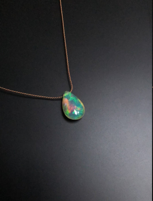 Opal Halskette, minimalistische Halskette aus Seide mit Welo Opal, Oktober Geburtsstein Halskette