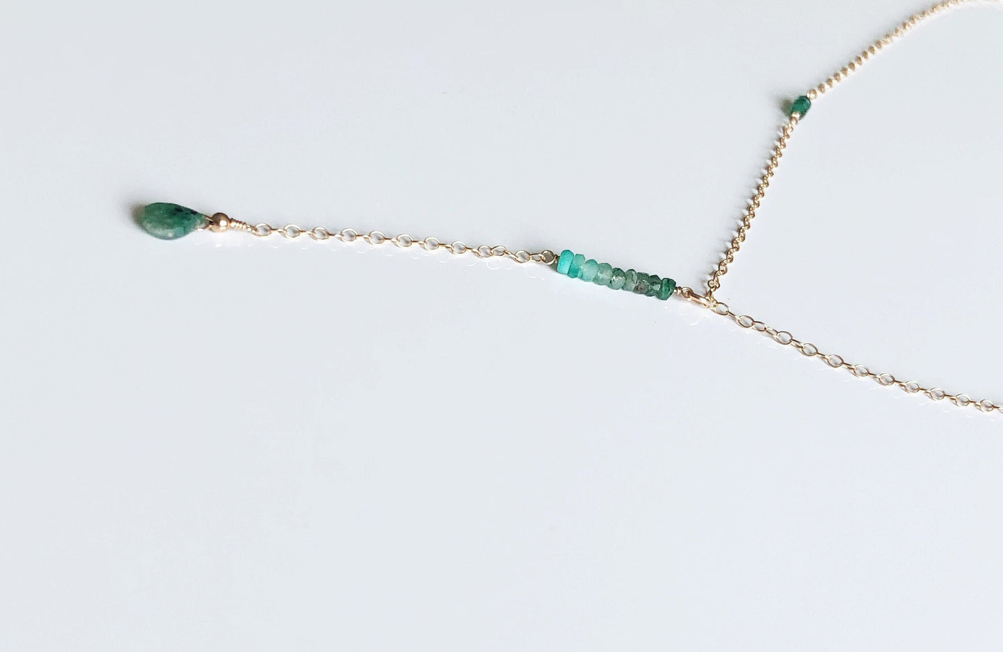 Mai Geburtsstein Kette mit Smaragd, Smaragd Halskette mit Farbverlauf, Y Lariat Kette mit Smaragd Tropfen