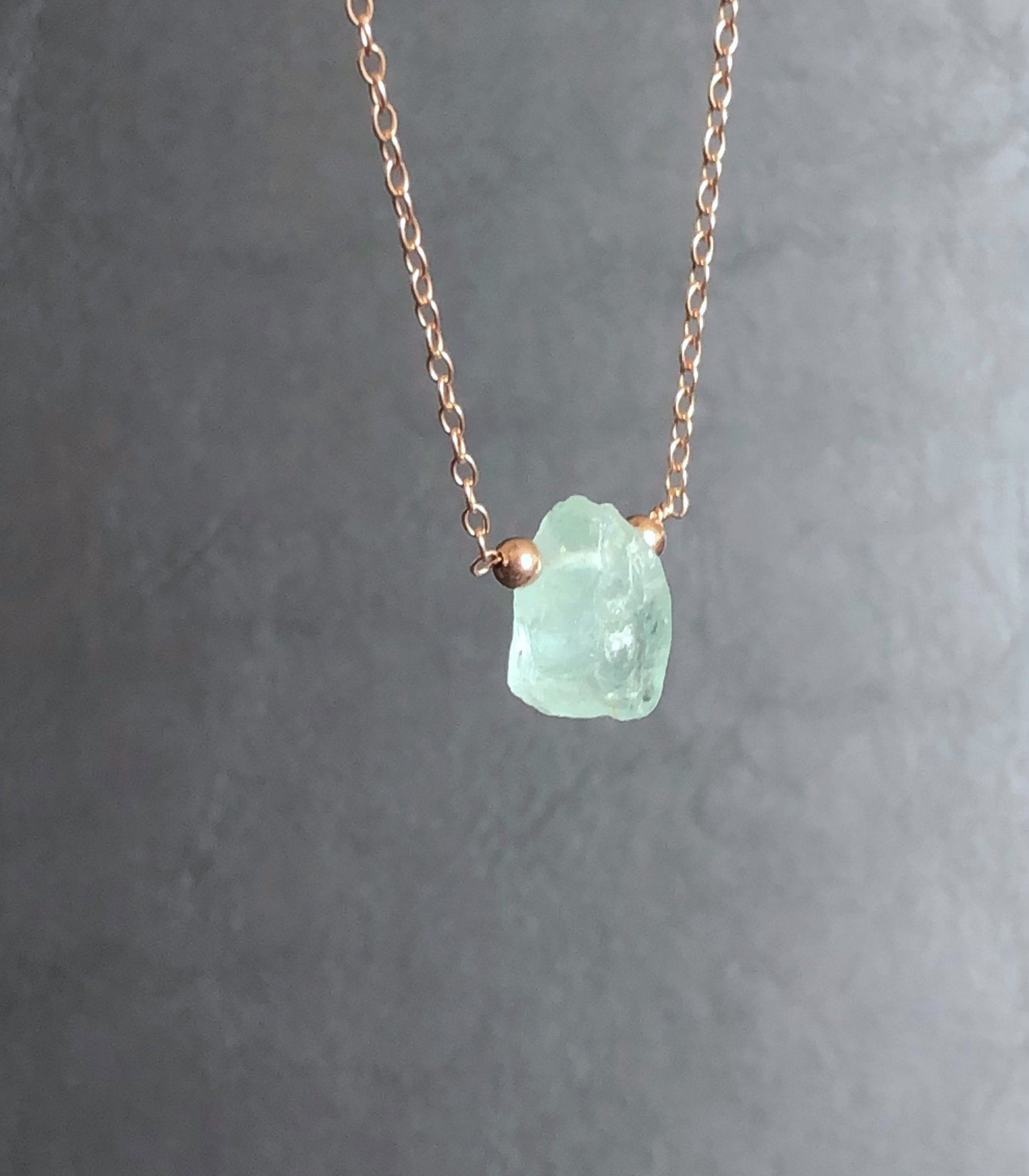 Aquamarin Rohstein Kette, Minimalistische Halskette mit Naturstein, März Geburtssteinkette