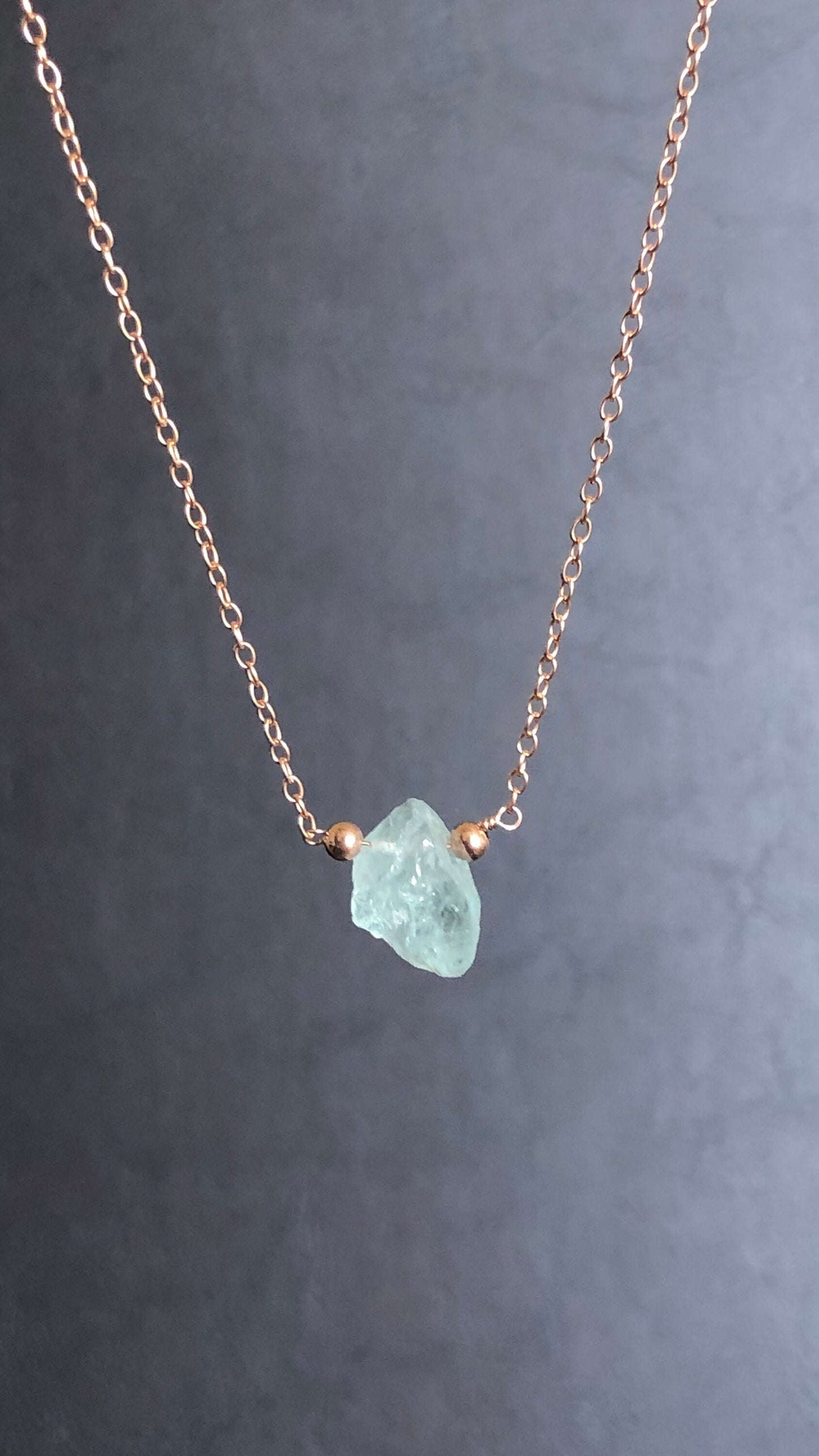 Aquamarin Rohstein Kette, Minimalistische Halskette mit Naturstein, März Geburtssteinkette