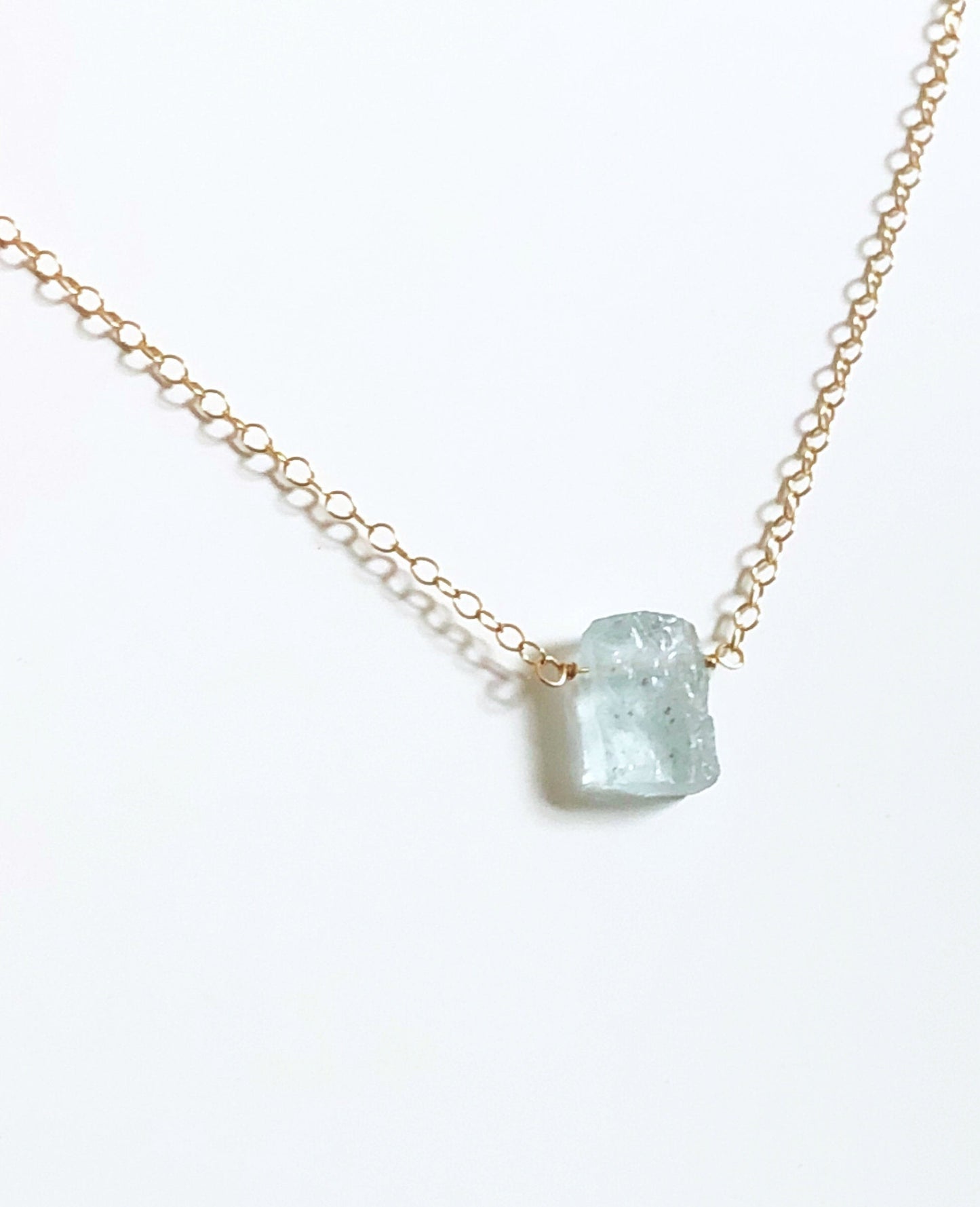 Aquamarin Rohstein Halskette, Hals Chakra, März Geburtsstein, Minimalistische Boho Kette