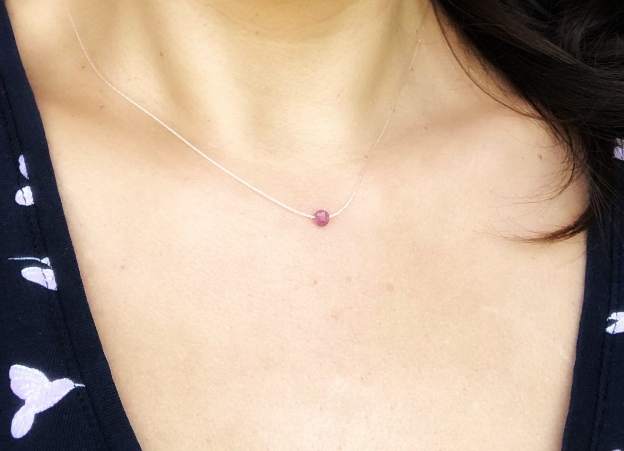 Winziger Rubin an Seidenkette, Kleiner Rubin mit Kette aus Naturseide, Juli Geburtsstein Geschenke