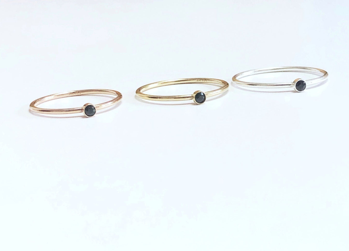 Schwarzer Spinell Ring, Stapelring mit Stein in Gold Filled, Sterling Silber, Roségold, Zarter Ring mit August Geburtsstein