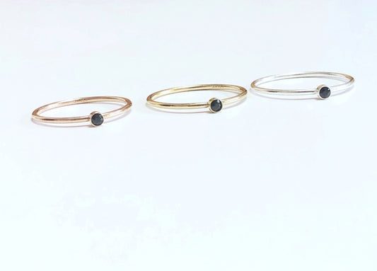 Schwarzer Spinell Ring, Stapelring mit Stein in Gold Filled, Sterling Silber, Roségold, Zarter Ring mit August Geburtsstein