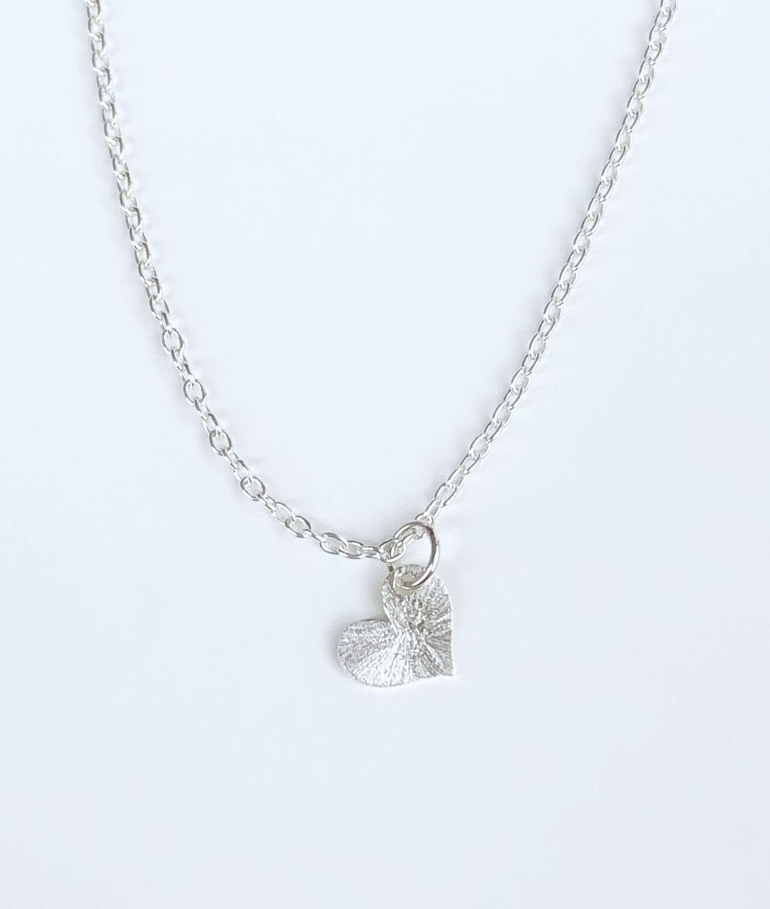 Sterling Silber Halskette mit winzigem Herz Anhänger, Gebürstetes 925 Sterling Silber Herzchen mit Kette, Geschenk für Freundin