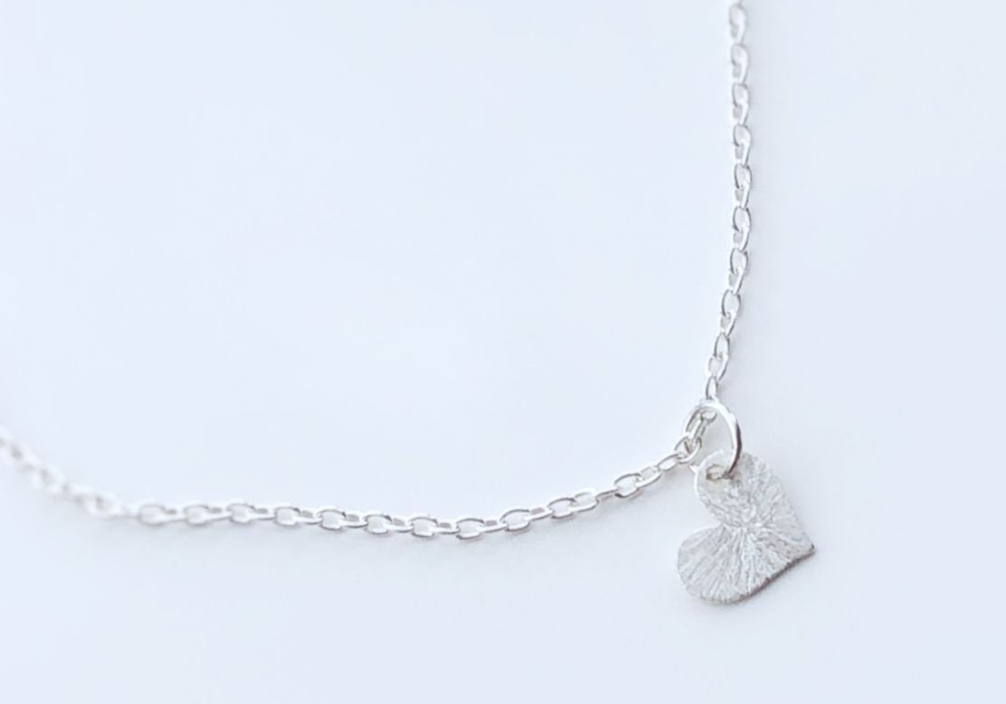 Sterling Silber Halskette mit winzigem Herz Anhänger, Gebürstetes 925 Sterling Silber Herzchen mit Kette, Geschenk für Freundin