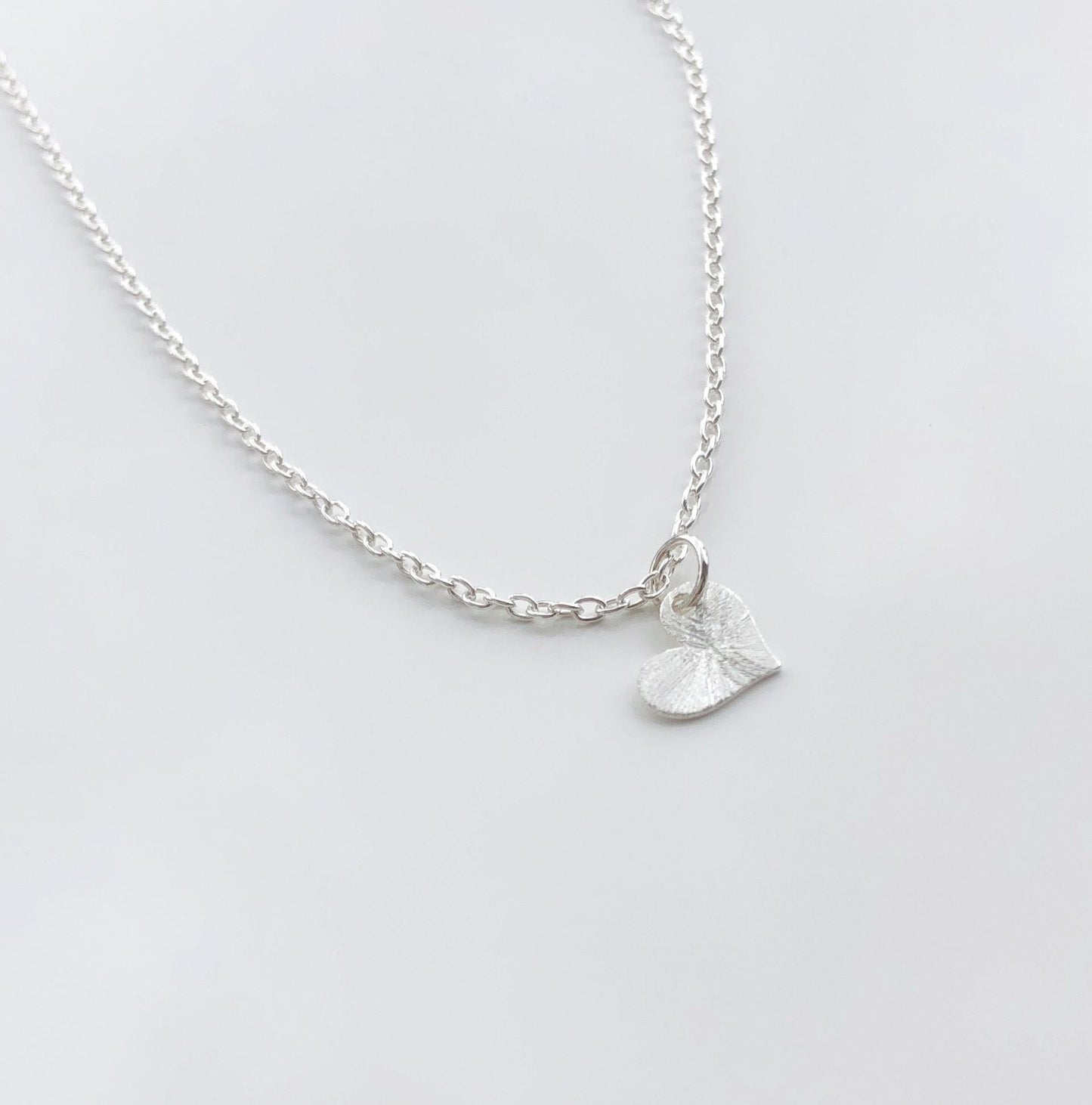 Sterling Silber Halskette mit winzigem Herz Anhänger, Gebürstetes 925 Sterling Silber Herzchen mit Kette, Geschenk für Freundin