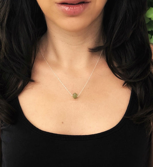Peridot Rohstein Halskette, Choker Kette mit Stein, Heilstein Kette mit Peridot, August Geburtsstein