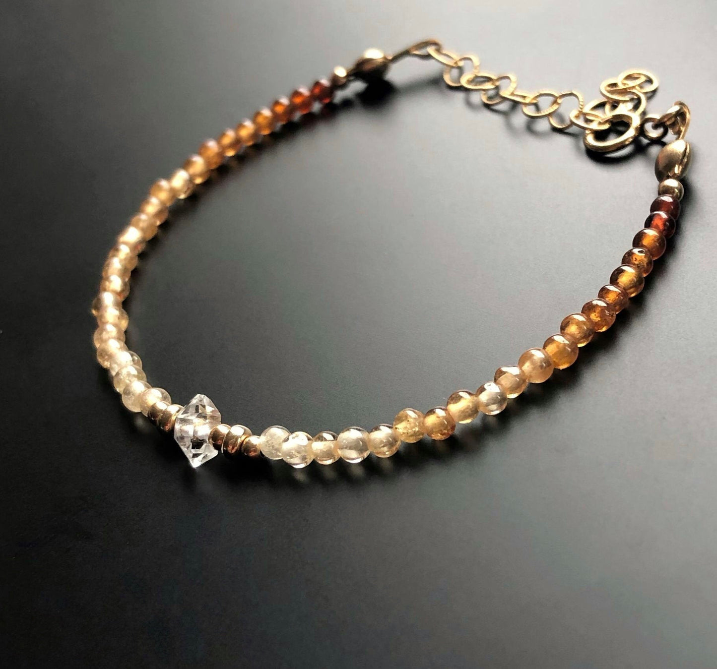 Hessonit Grant Armband mit Herkimer Bergkristall, Zartes Armband mit Farbverlauf, Januar Geburtsstein