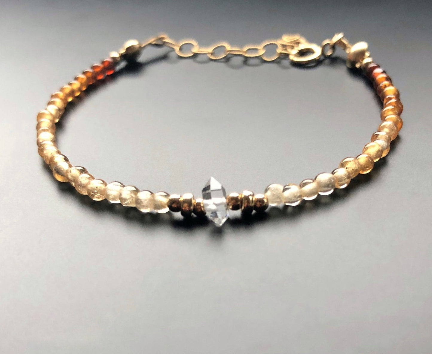 Hessonit Grant Armband mit Herkimer Bergkristall, Zartes Armband mit Farbverlauf, Januar Geburtsstein