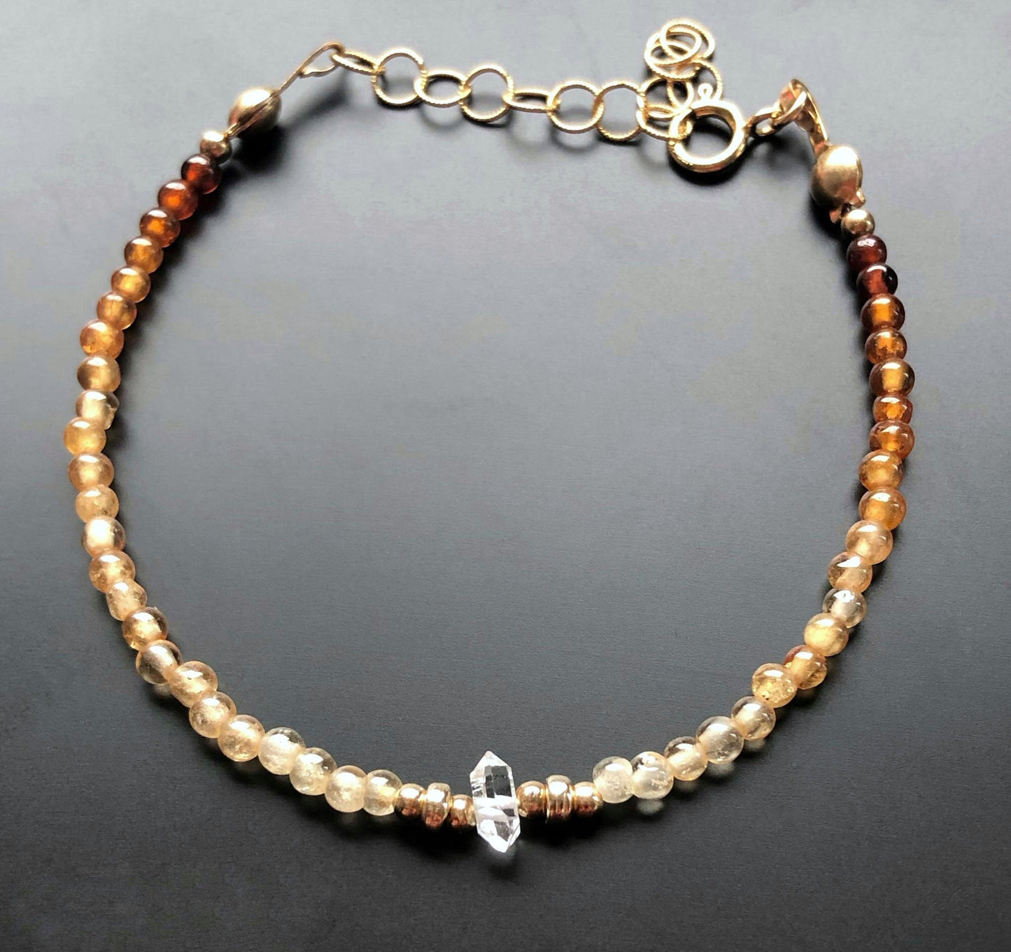 Hessonit Grant Armband mit Herkimer Bergkristall, Zartes Armband mit Farbverlauf, Januar Geburtsstein