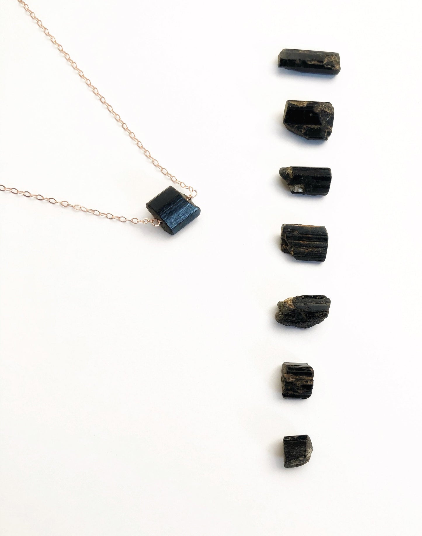 Schwarzer Turmalin Rohstein Kette, Gold Kette mit kleinem Turmalin