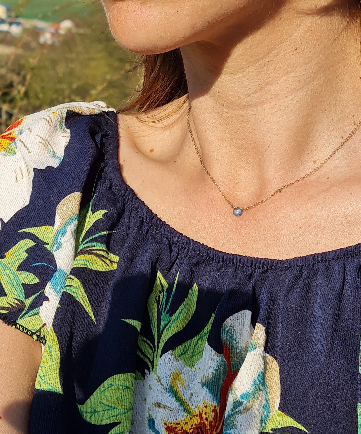 Topas Halskette, Kette mit mini Blautopas Tropfen, November Geburtssteinkette