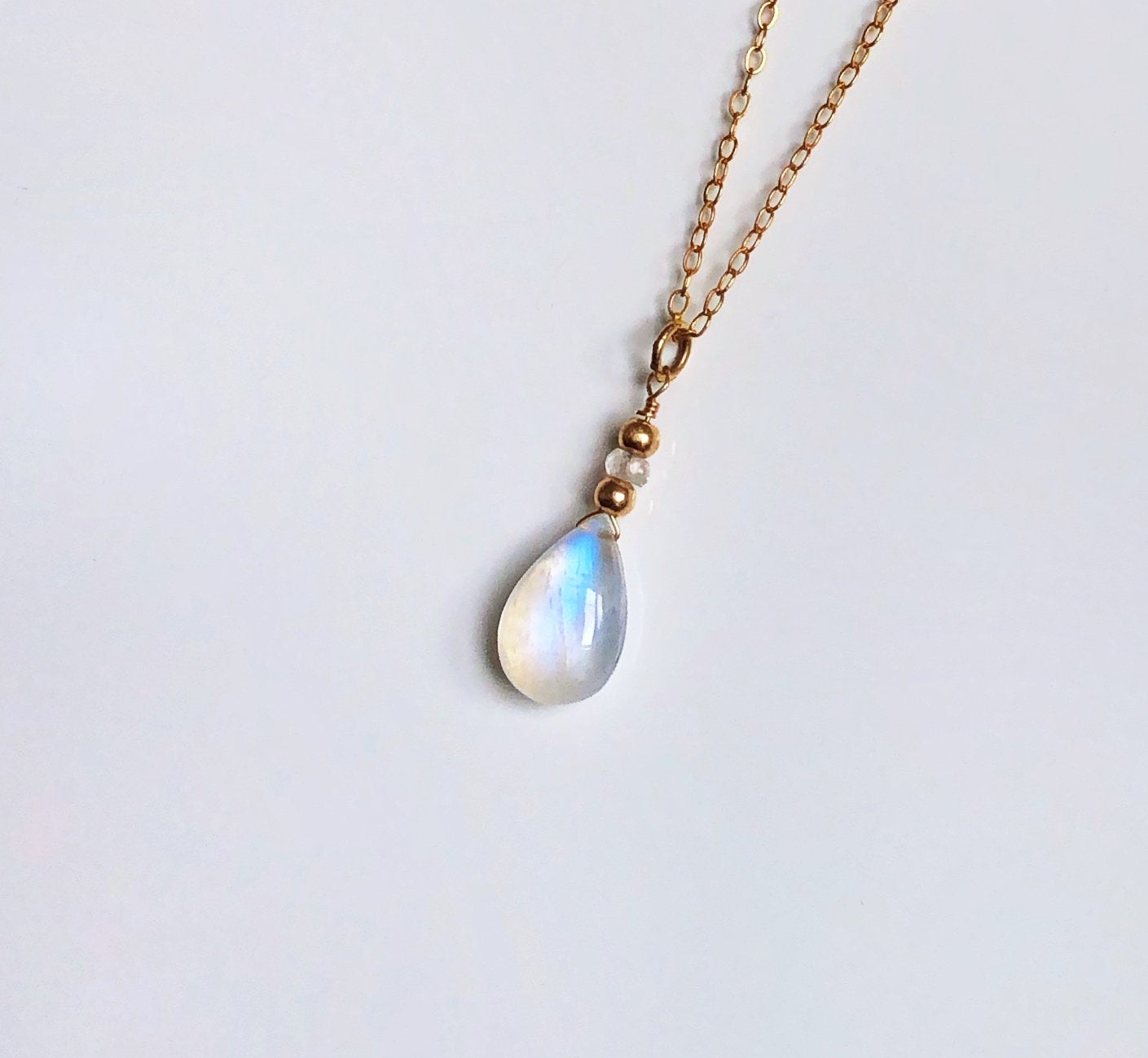 Mondstein Tropfen Kette, Halskette mit Regenbogen Mondstein, Lange Goldkette mit Mondstein, Layering Look