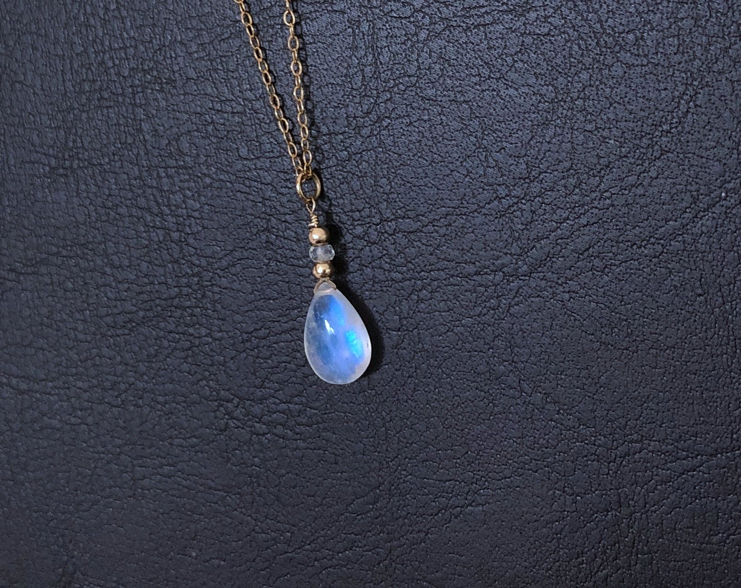 Mondstein Tropfen Kette, Halskette mit Regenbogen Mondstein, Lange Goldkette mit Mondstein, Layering Look