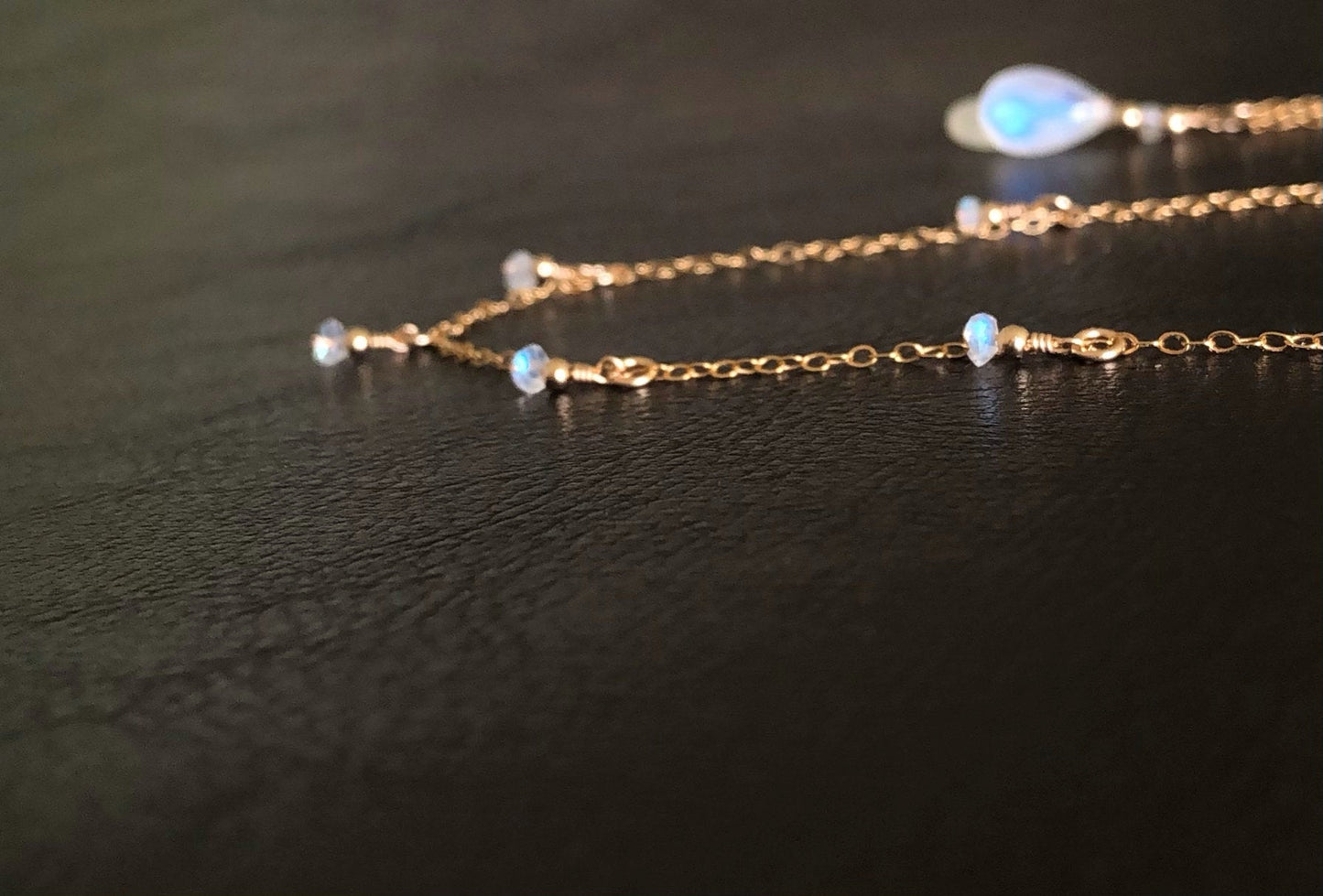 Boho Choker mit Mondstein Perlen, Kurze Halskette mit Regenbogen Mondstein, Kurze Layering Kette in Gold, Juni Geburtsstein