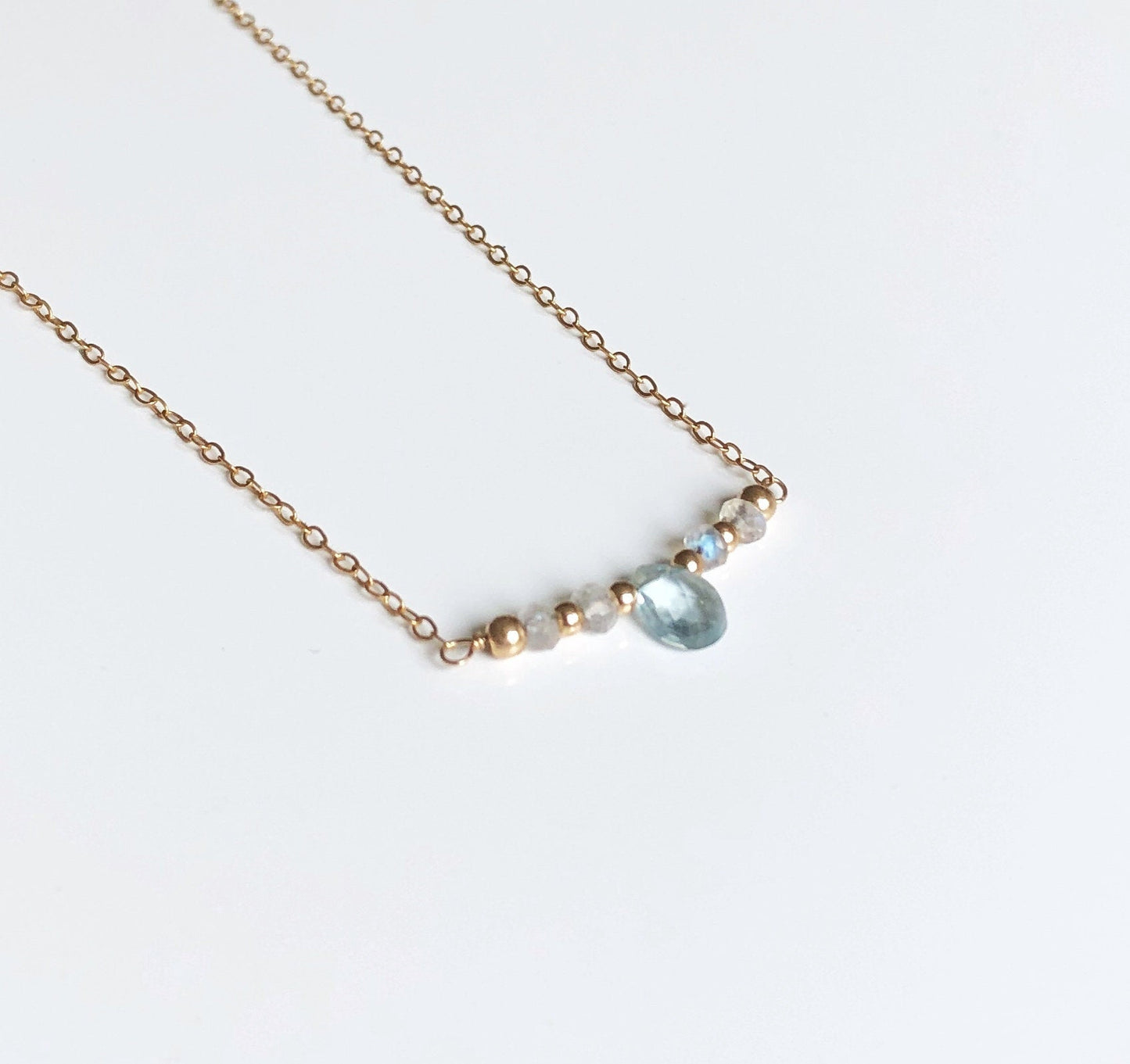 Zarte Aquamarin Kette mit Mondstein, Filigrane Goldkette mit Aquamarin Tropfen, Minimalistischer Schmuck für Frauen