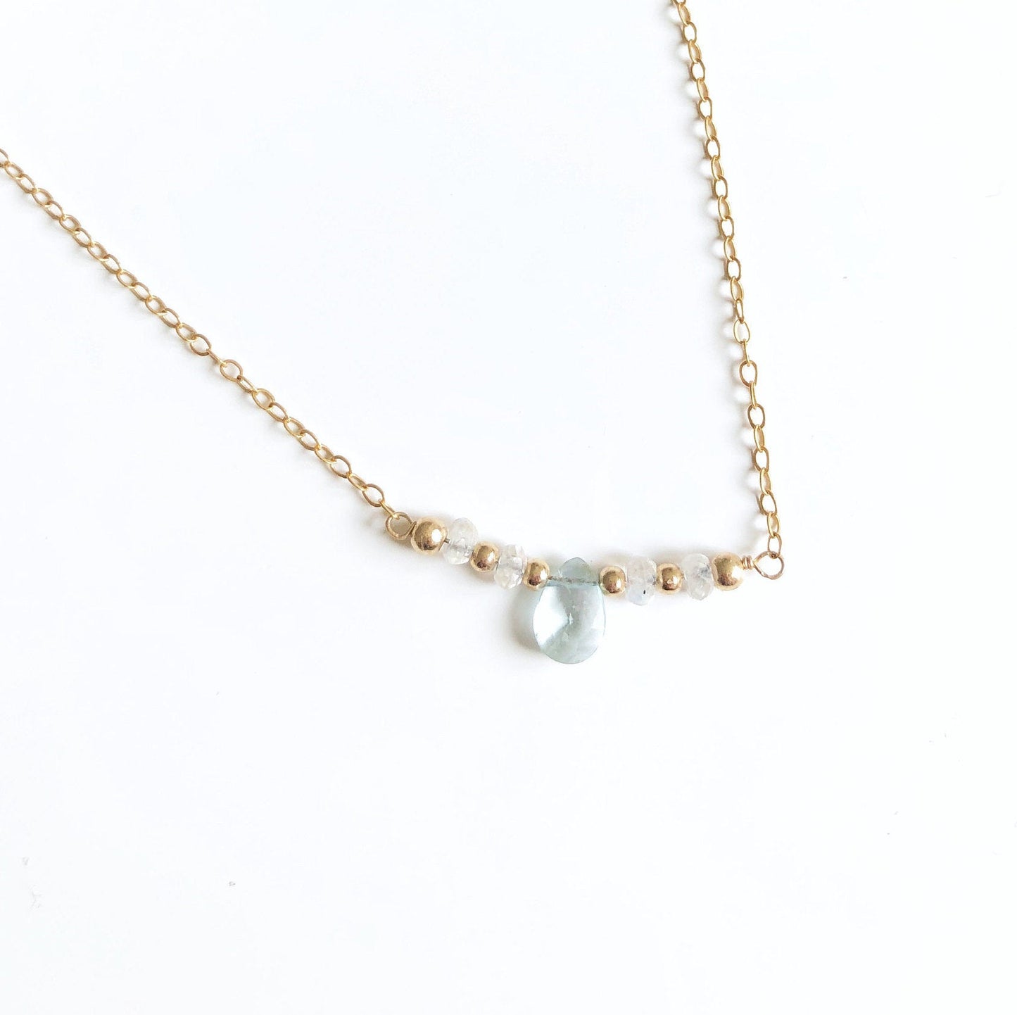 Zarte Aquamarin Kette mit Mondstein, Filigrane Goldkette mit Aquamarin Tropfen, Minimalistischer Schmuck für Frauen