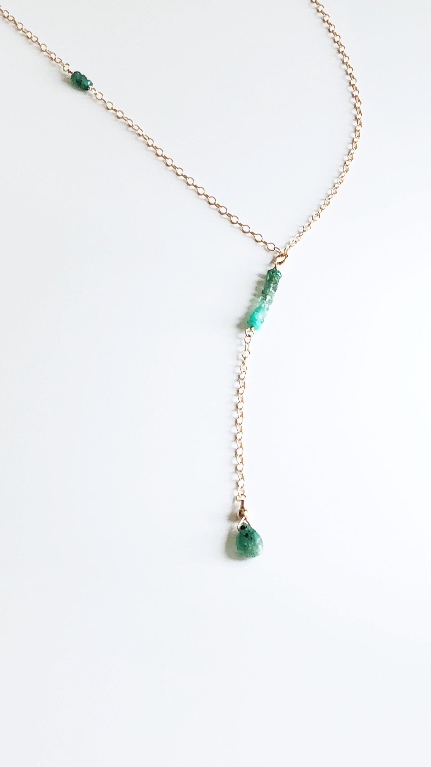 Mai Geburtsstein Kette mit Smaragd, Smaragd Halskette mit Farbverlauf, Y Lariat Kette mit Smaragd Tropfen