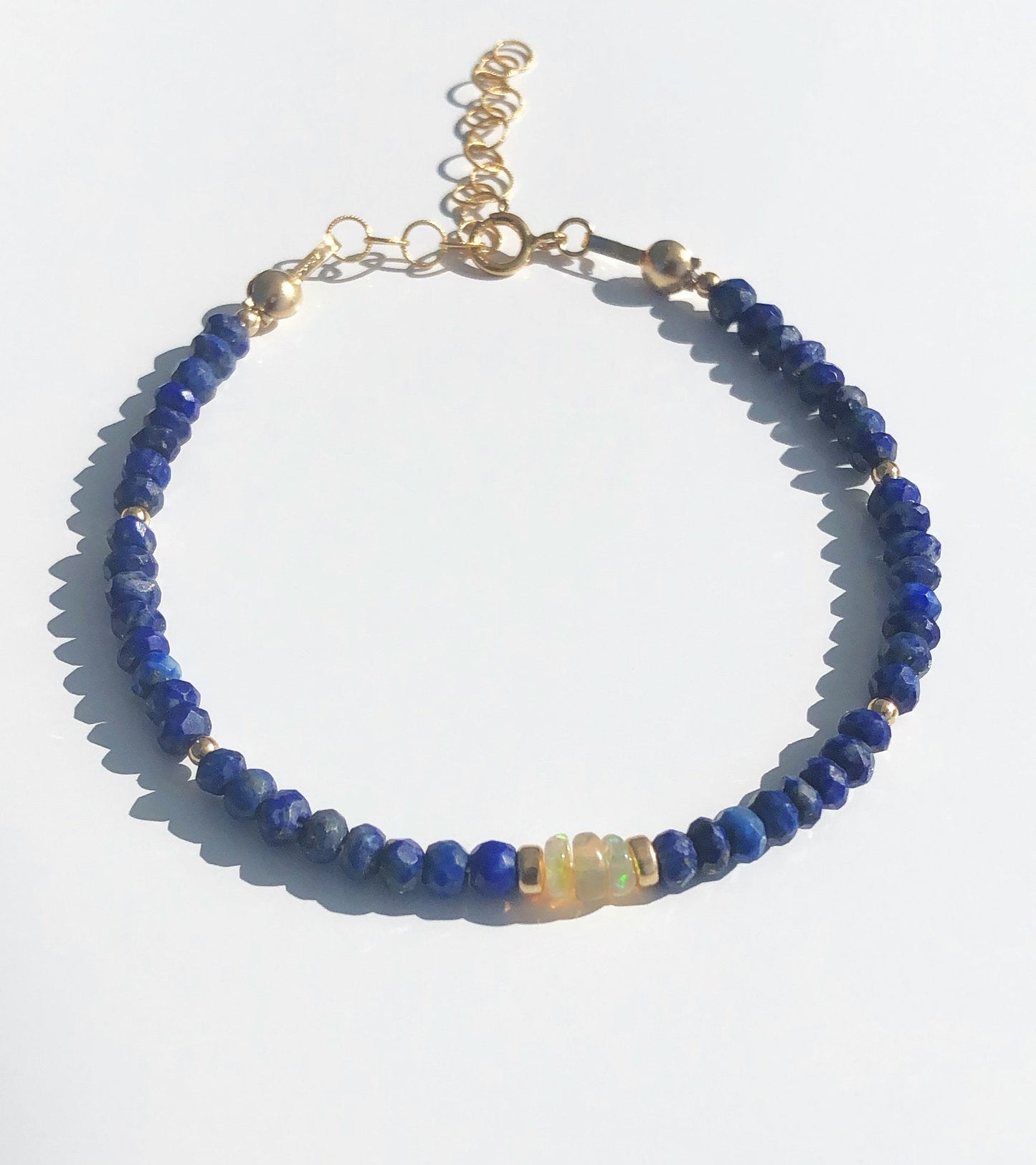 Armband mit Lapislazuli und Opal Perlen, Lapis Armband in Gold Filled, September Geburtsstein Geschenke