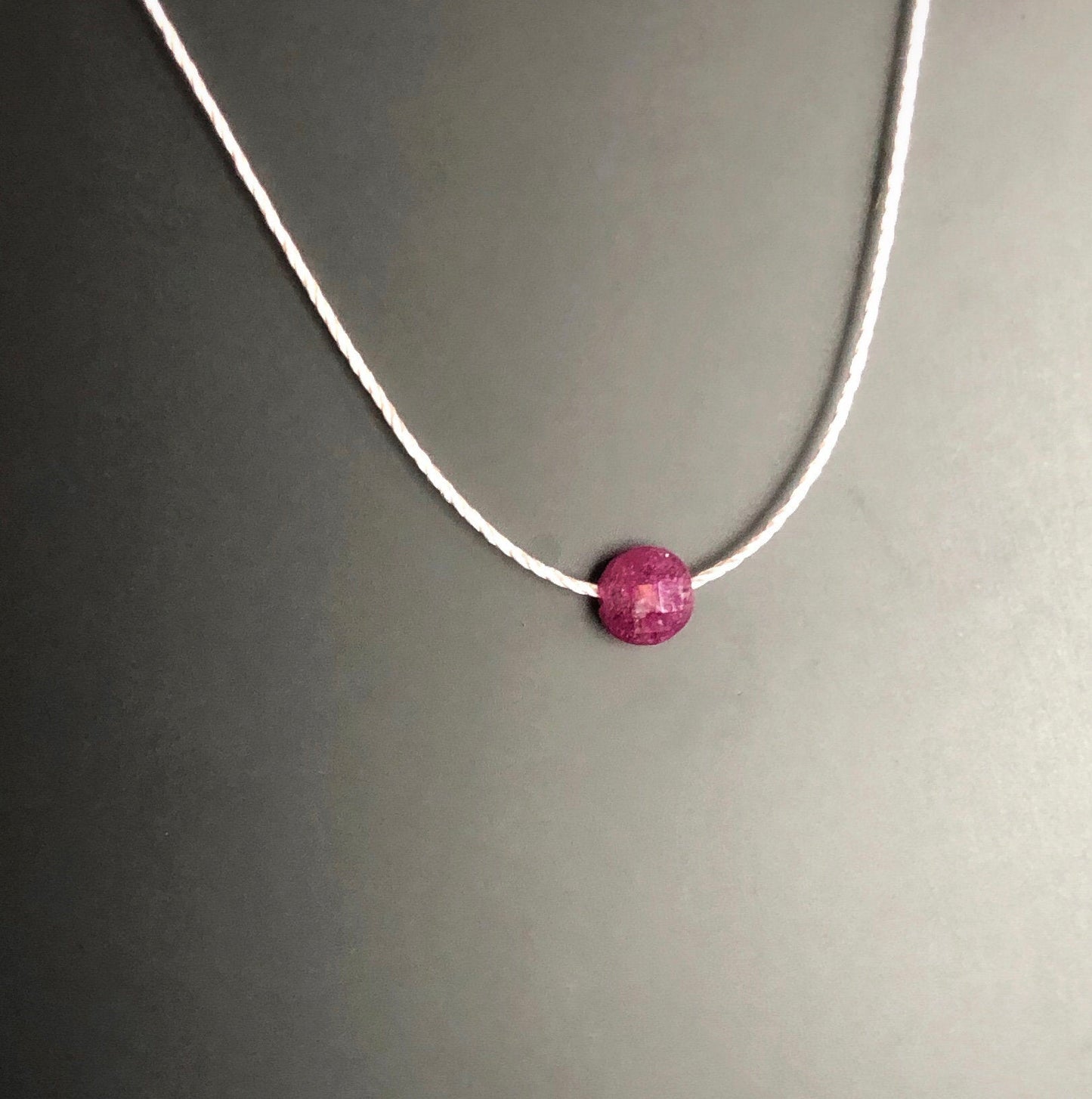 Winziger Rubin an Seidenkette, Kleiner Rubin mit Kette aus Naturseide, Juli Geburtsstein Geschenke