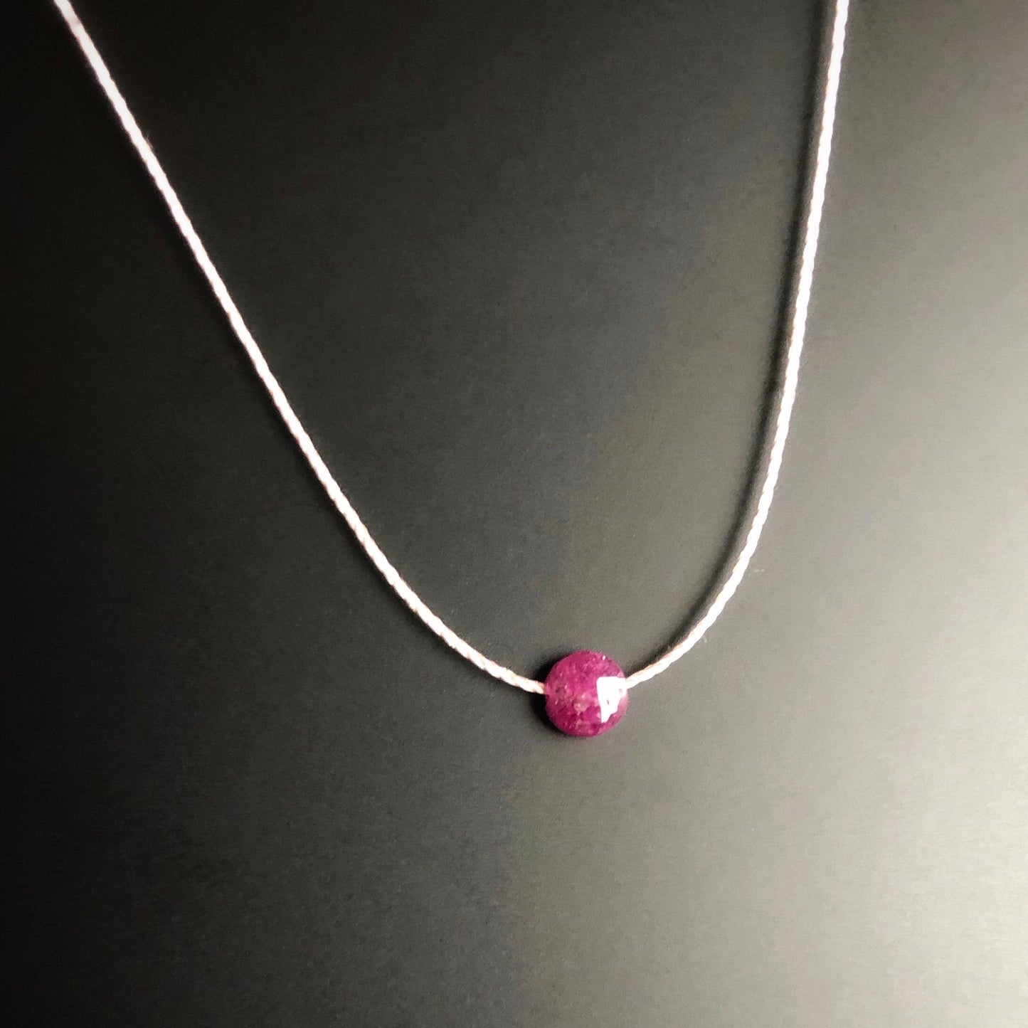 Winziger Rubin an Seidenkette, Kleiner Rubin mit Kette aus Naturseide, Juli Geburtsstein Geschenke