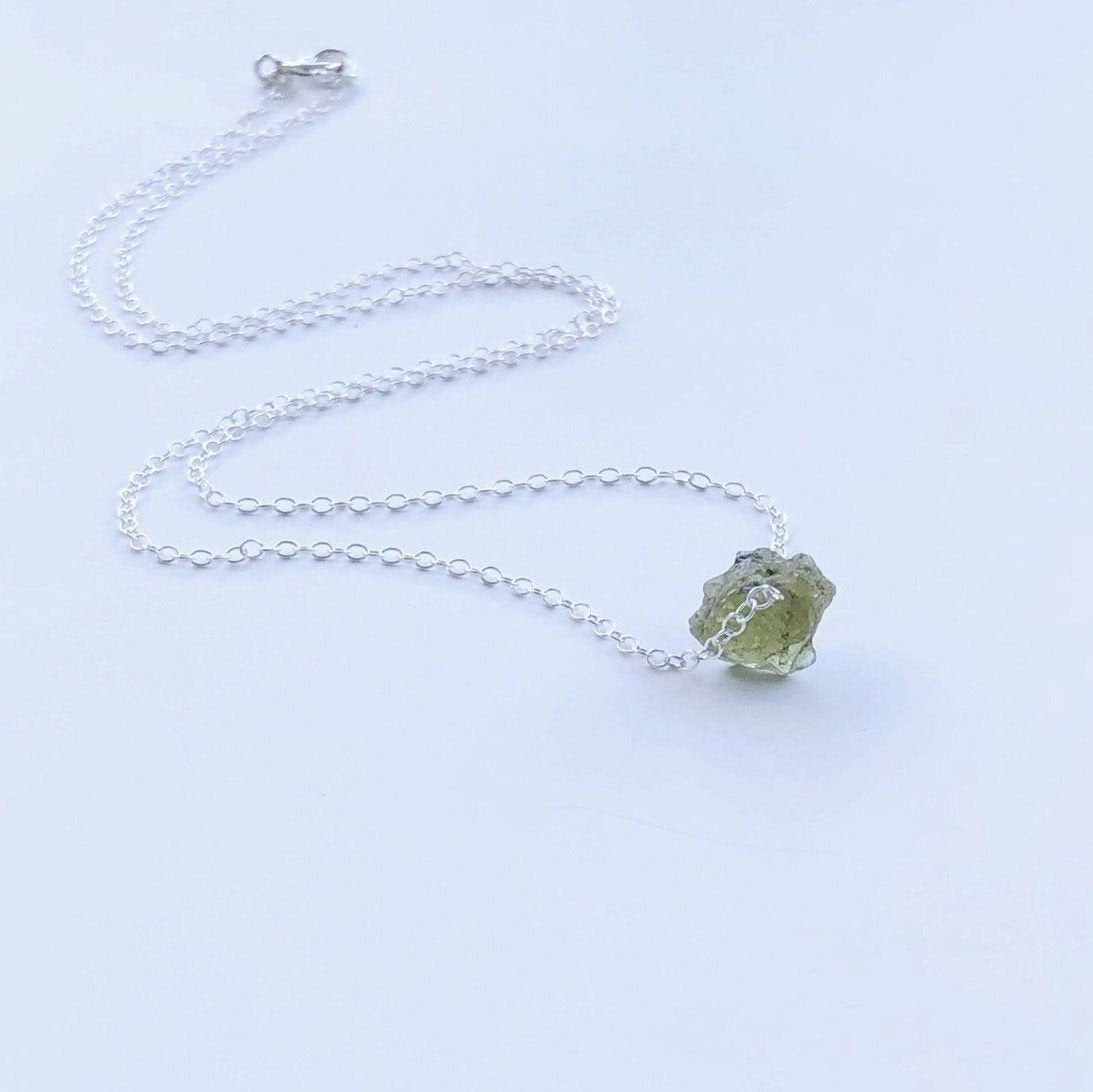 Peridot Rohstein Halskette, Choker Kette mit Stein, Heilstein Kette mit Peridot, August Geburtsstein