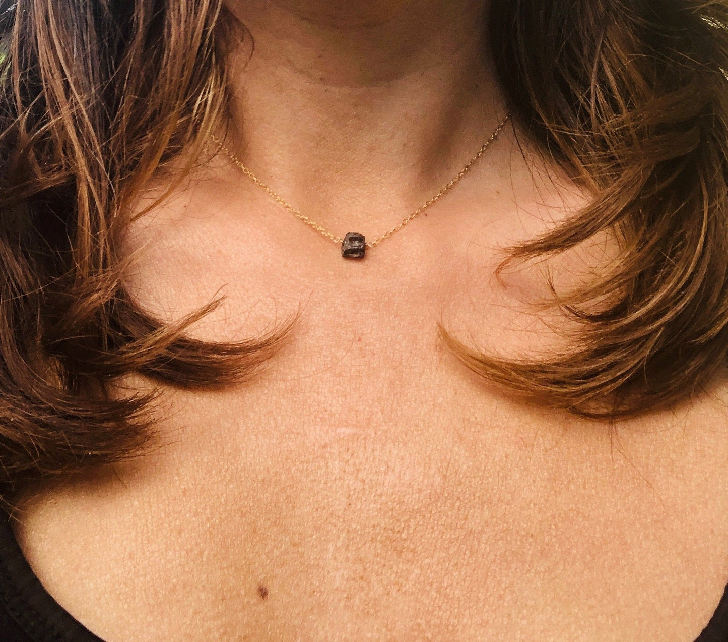 Schwarzer Turmalin Rohstein Kette, Gold Kette mit kleinem Turmalin