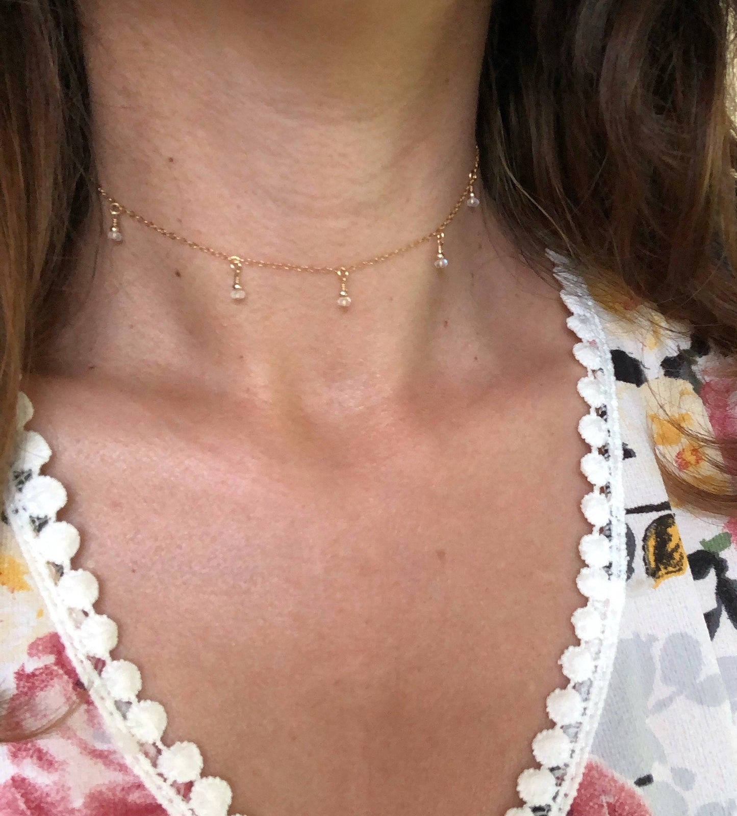 Boho Choker mit Mondstein Perlen, Kurze Halskette mit Regenbogen Mondstein, Kurze Layering Kette in Gold, Juni Geburtsstein