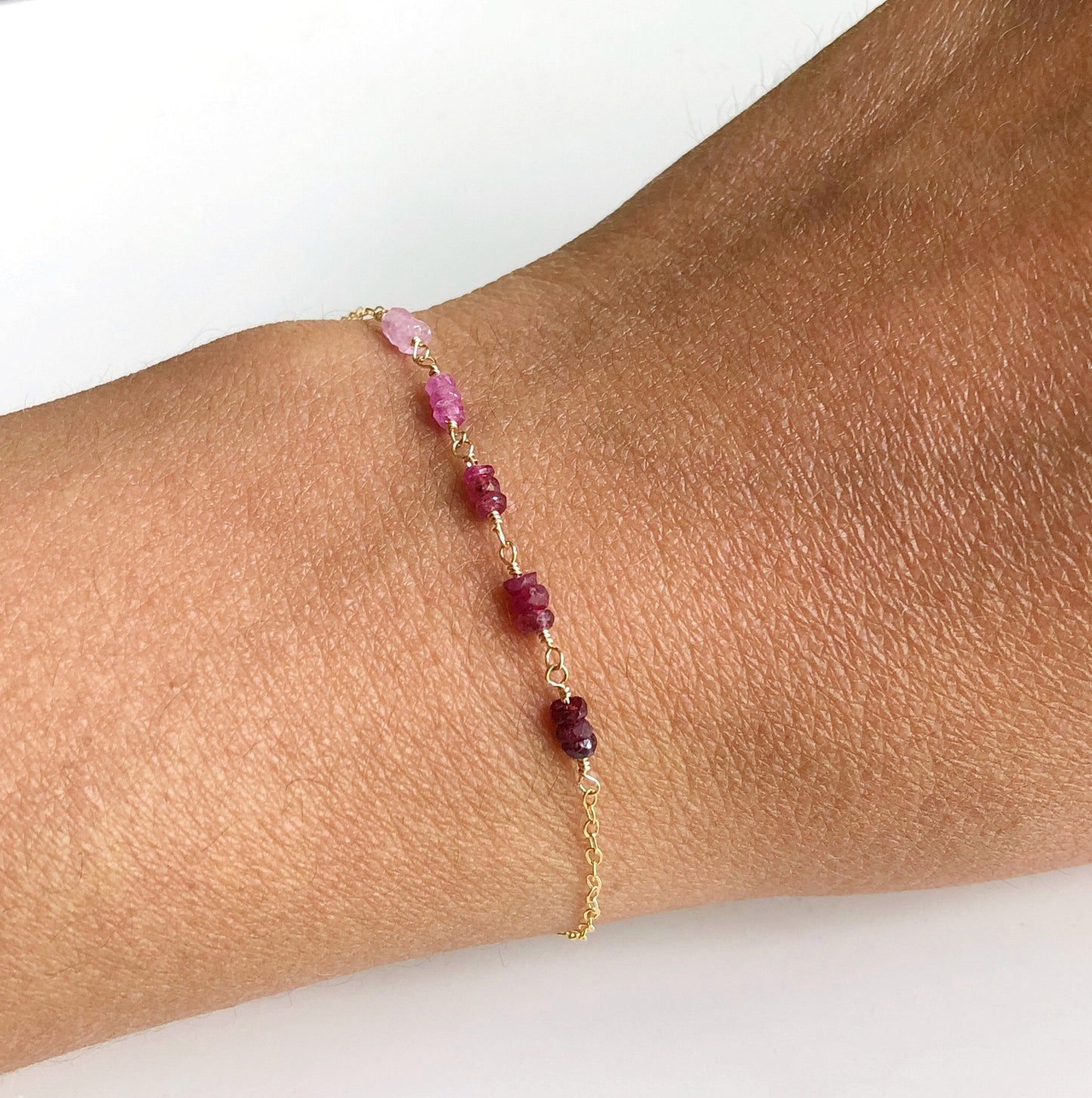 Rubin Armband mit Farbverlauf, Juli Geburtsstein Geschenk, Armband mit Rubin Perlen