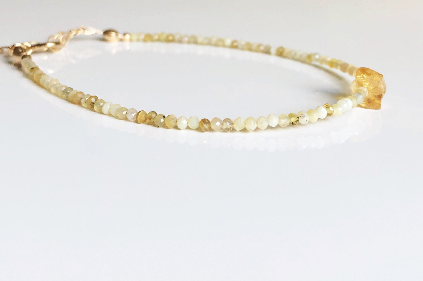 Citrin Armband mit Opal Perlen, Gelber Opal Schmuck, Citrin Rohstein, Oktober November Geburtsstein, Stapelarmband