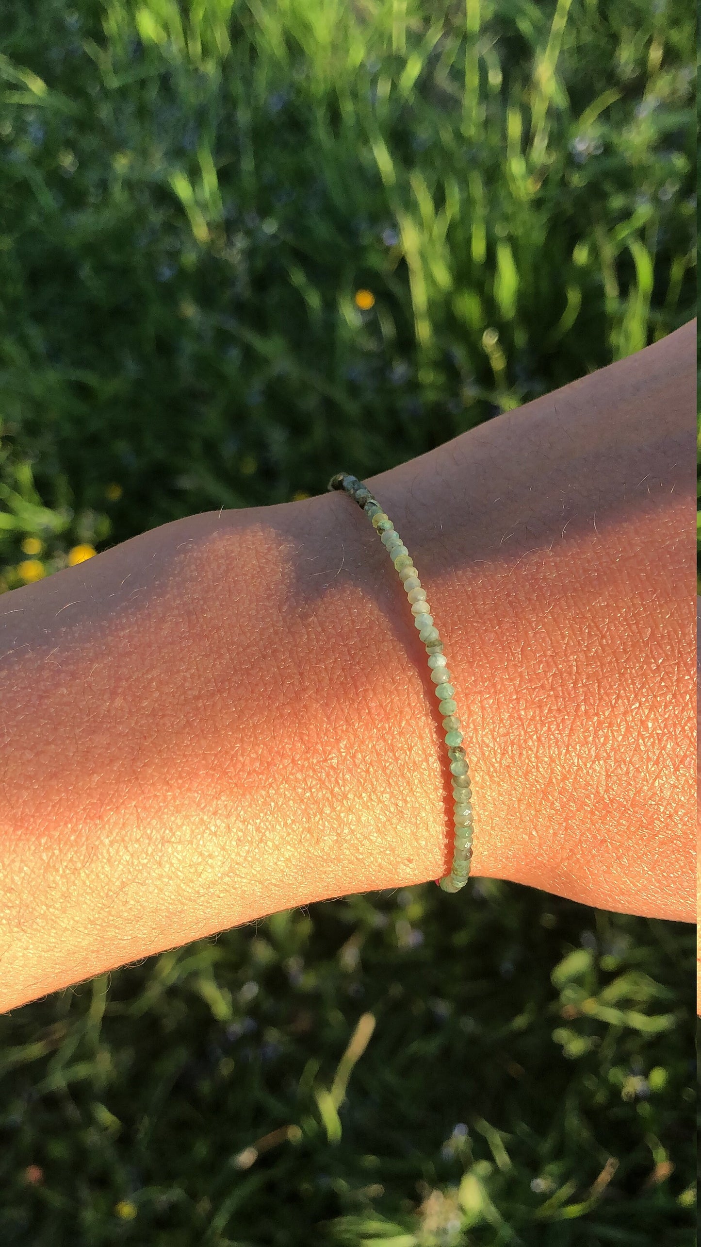 Zartes Smaragd Armband mit Rubin Perlen, Mai Juli Geburtsstein Schmuck, Smaragd mit Farbverlauf, Dünnes Stapel Armband