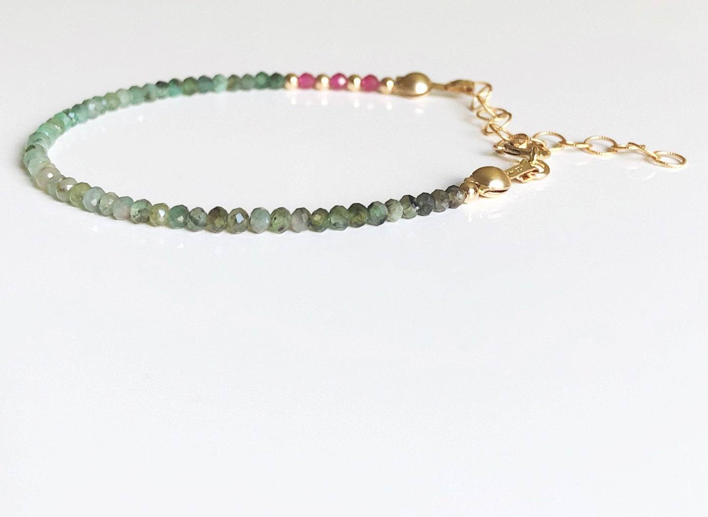 Zartes Smaragd Armband mit Rubin Perlen, Mai Juli Geburtsstein Schmuck, Smaragd mit Farbverlauf, Dünnes Stapel Armband