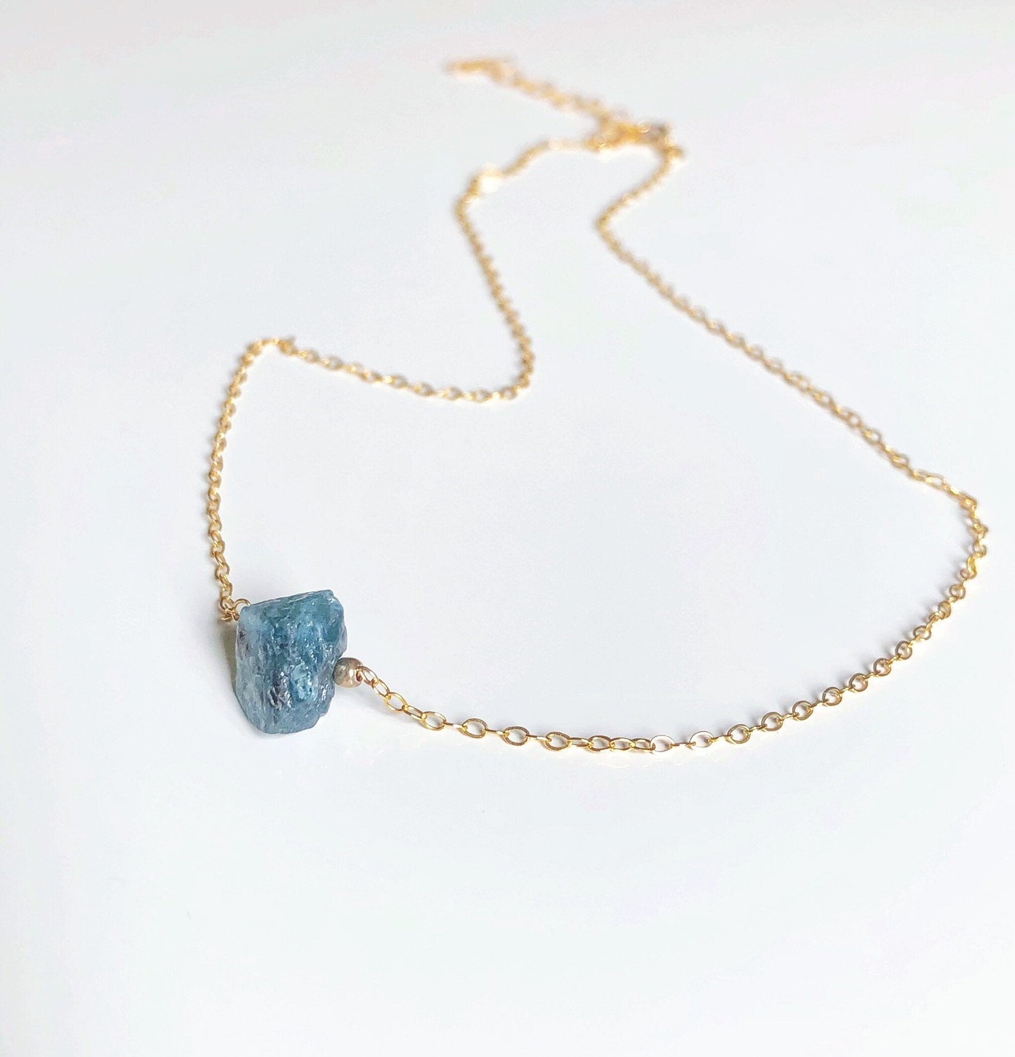 Moos Aquamarin Rohstein Kette, Minimalistische Halskette mit Naturstein, März Geburtssteinkette, Blauer Stein