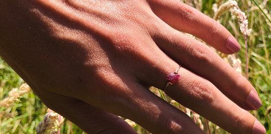 Personalisierbarer Rohstein Ring mit Turmalin