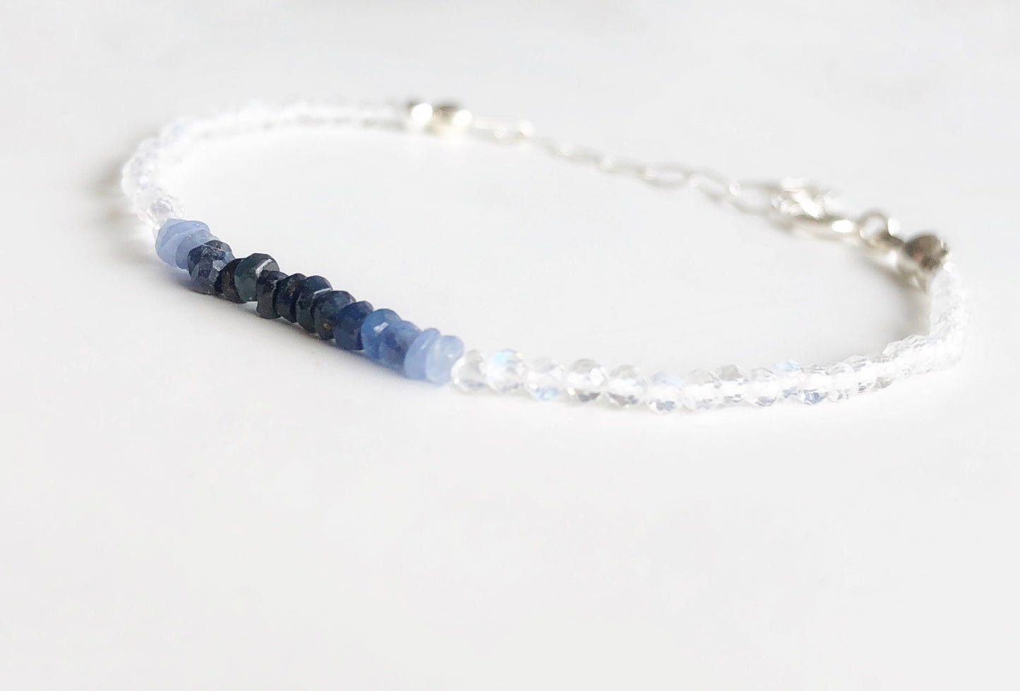 Zartes Armband mit Saphir, Aquamarin und Regenbogen Mondstein