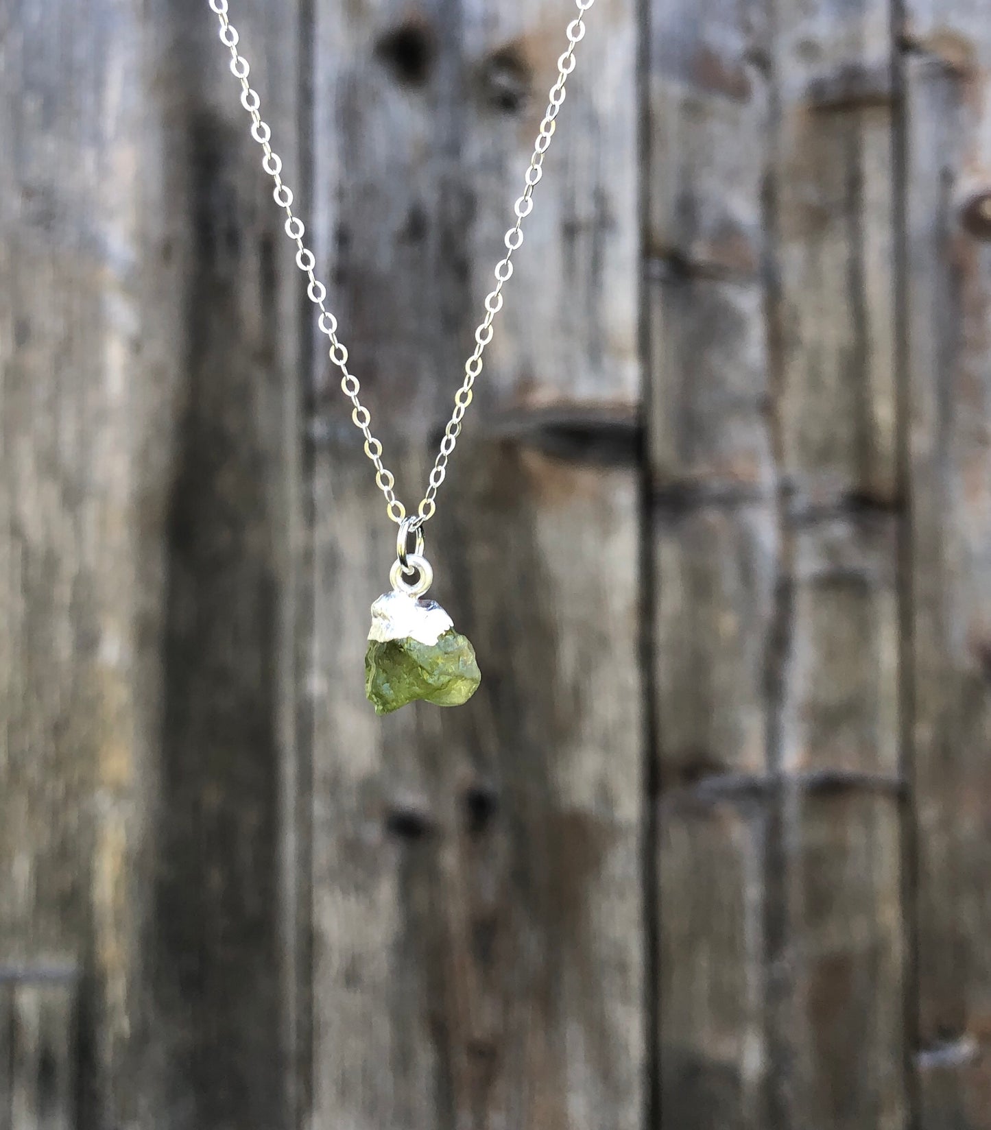 August Geburtsstein, Peridot Rohsteinkette in 925 Sterling Silber