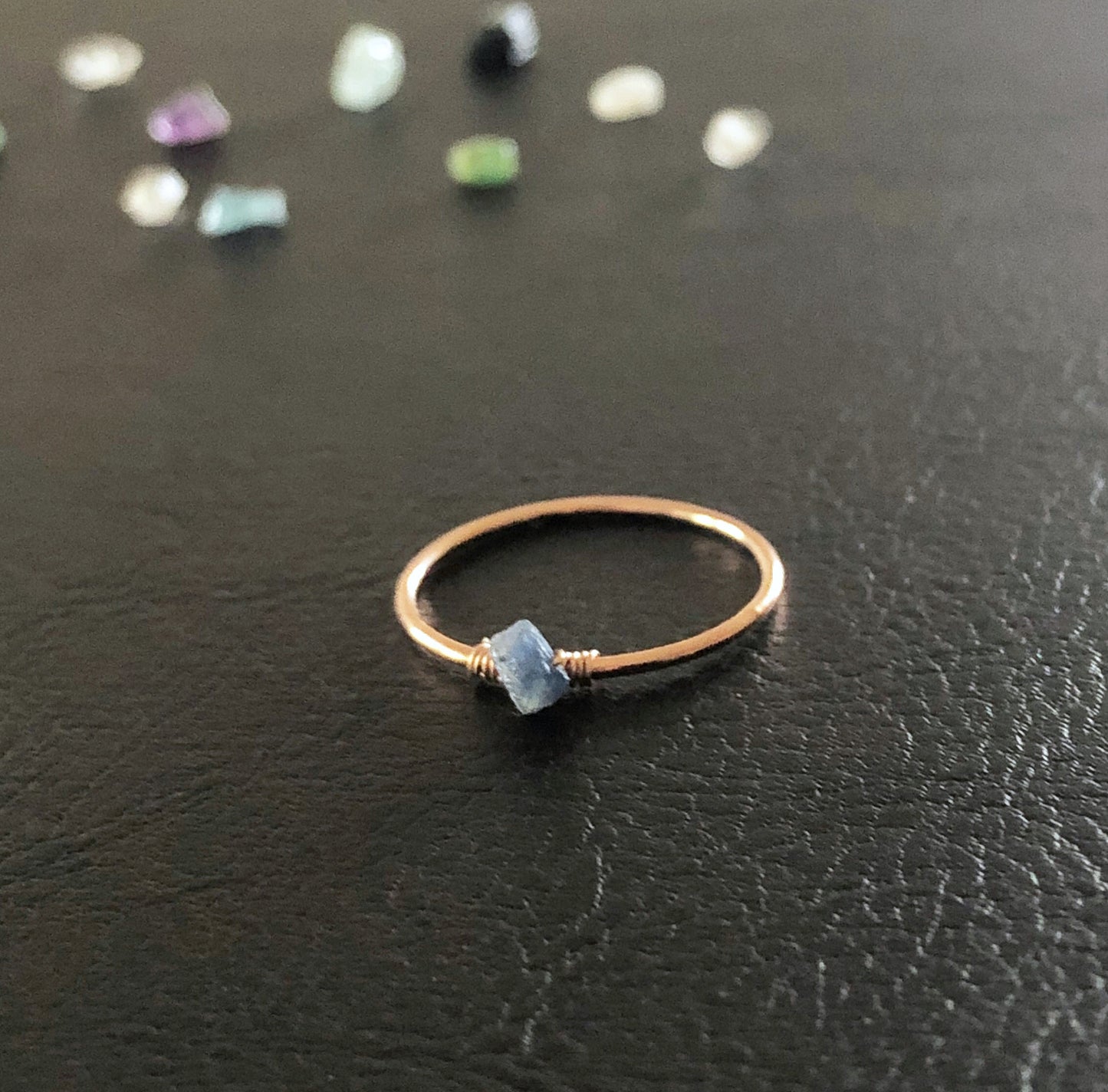 Personalisierbarer Rohstein Ring mit Turmalin