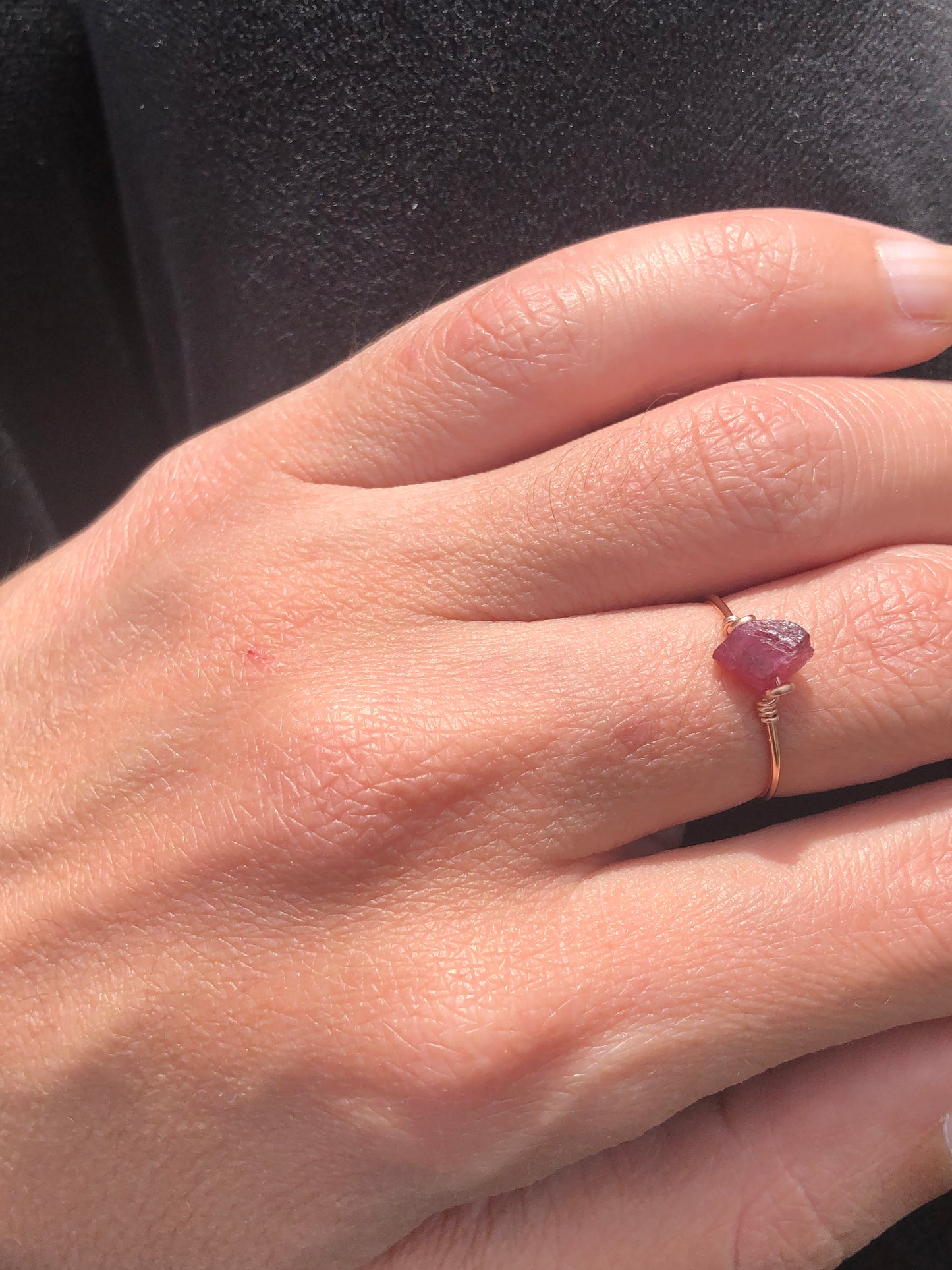 Personalisierbarer Rohstein Ring mit Turmalin